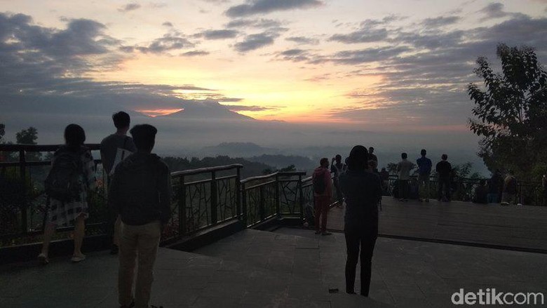 Punthuk Setumbu Magelang dikala sunrise (Eko Susanto/detikcom) Punthuk Setumbu Magelang dikala sunrise (Eko Susanto/detikcom)