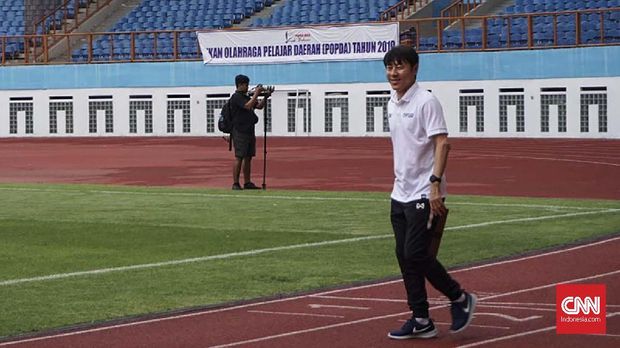 Latihan perdana Timnas Indonesia U-19 bersama Shin Tae Yong di Stadion Wibawa Mukti, Cikarang, Senin (13/1).