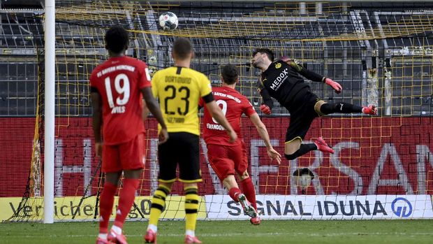 Kiper Borussia Dortmund, Roman Buerki, gagal mengantisipasi bola lob sepakan Joshua Kimmich.