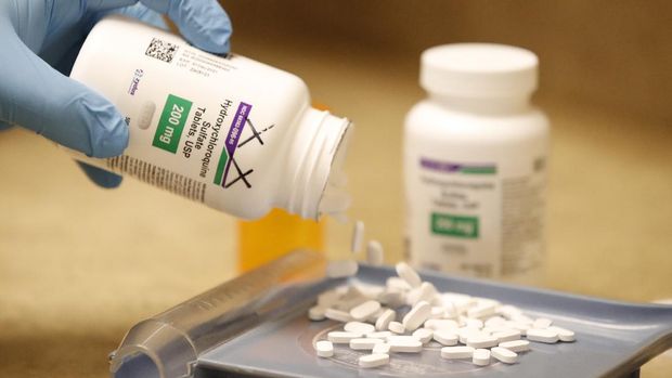 A pharmacy tech pours out pills of Hydroxychloroquine at Rock Canyon Pharmacy in Provo, Utah, on May 20, 2020. - US President Donald Trump announced May 18 he has been taking hydroxychloroquine for almost two weeks as a preventative measure against COVID-19. (Photo by GEORGE FREY / AFP)