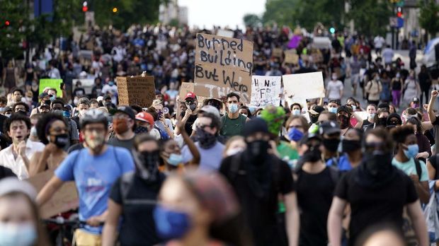 Demonstrators gather to protest the death of George Floyd, a black man who died in police custody in Minneapolis, Friday, May 29, 2020, in Washington. (AP Photo/Evan Vucci)