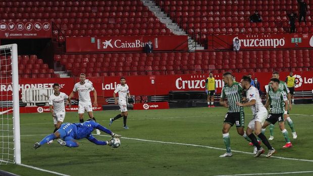 Sevilla and Betis players during their Spanish La Liga soccer match in Seville, Spain, Thursday, June 11, 2020. With virtual crowds, daily matches and lots of testing for the coronavirus, soccer is coming back to Spain. The Spanish league resumes this week more than three months after it was suspended because of the pandemic, becoming the second top league to restart in Europe. The Bundesliga was first. The Premier League and the Italian league should be next in the coming weeks. (AP Photo)