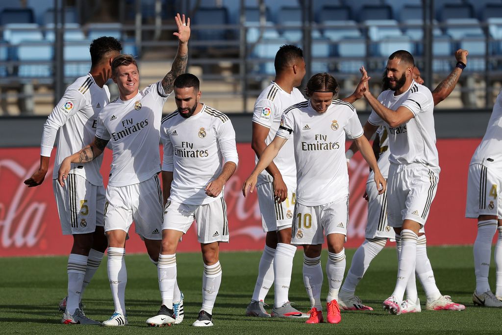 MADRID, SPAIN - JUNE 14: Toni Kroos of Real Madrid celebrates with his team after scoring his teams first goal during the Liga match between Real Madrid CF and SD Eibar SAD at Estadio Alfredo Di Stefano on June 14, 2020 in Madrid, Spain. (Photo by Gonzalo Arroyo Moreno/Getty Images)