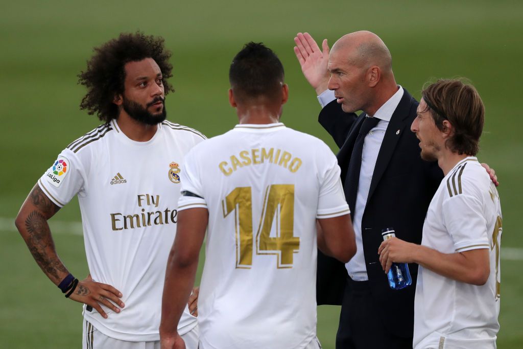 MADRID, SPAIN - JUNE 14: Zinedine Zidane, Manager of Real Madrid speaks with Casemiro of Real Madrid and Marcelo of Real Madrid  during the Liga match between Real Madrid CF and SD Eibar SAD at Estadio Alfredo Di Stefano on June 14, 2020 in Madrid, Spain. (Photo by Gonzalo Arroyo Moreno/Getty Images)