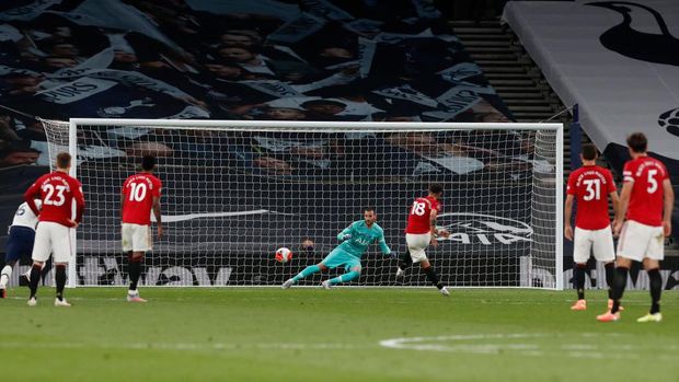 LONDON, ENGLAND - JUNE 19:  Bruno Fernandes scores his sides first goal from the penalty spot during the Premier League match between Tottenham Hotspur and Manchester United at Tottenham Hotspur Stadium on June 19, 2020 in London, England. (Photo by Matt Childs/ Pool via Getty Images)