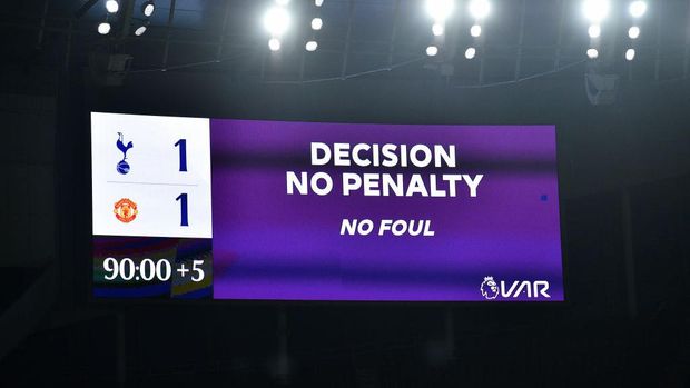 LONDON, ENGLAND - JUNE 19: The LED screen displays a 'No Penalty' decision after it is ruled out by VAR during the Premier League match between Tottenham Hotspur and Manchester United at Tottenham Hotspur Stadium on June 19, 2020 in London, England. (Photo by Glyn Kirk/ Pool via Getty Images)