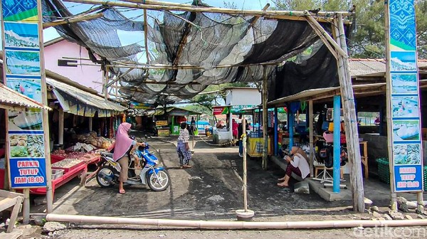 Mereka yang menerobos masuk Pantai Glagah menyebut jenuh di rumah saja. Sebab, biasanya mereka traveling di akhir pekan, tetapi karena pandemi harus tinggal di rumah. (Jalu Rahman Dewantara/detikcom) Mereka yang menerobos masuk Pantai Glagah menyebut jenuh di rumah saja. Sebab, biasanya mereka traveling di akhir pekan, tetapi karena pandemi harus tinggal di rumah. (Jalu Rahman Dewantara/detikcom)
