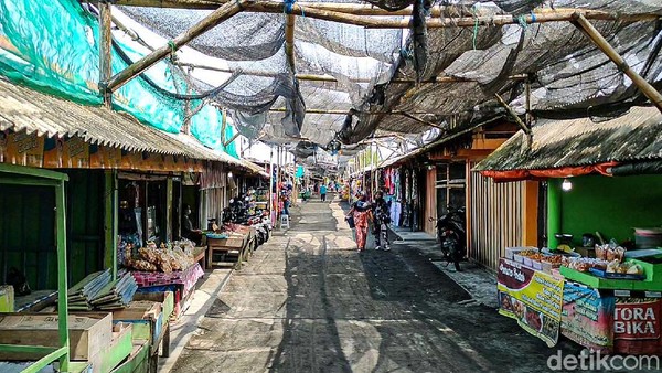 Sebagian dari wisatawan yang sampai di Pantai Glagah dan mendapati warung-warung tutup menjadi terenyuh. Artinya, pemilik dan pekerja warung-warung itu tidak menapatkan penghasilan selama sekitar 1,5 tahun. (Jalu Rahman Dewantara/detikcom) Sebagian dari wisatawan yang sampai di Pantai Glagah dan mendapati warung-warung tutup menjadi terenyuh. Artinya, pemilik dan pekerja warung-warung itu tidak menapatkan penghasilan selama sekitar 1,5 tahun. (Jalu Rahman Dewantara/detikcom)