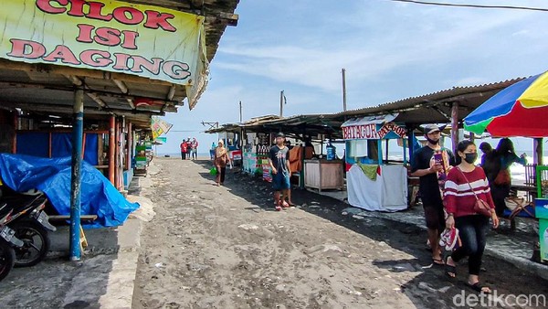 Di pantai ini terdapat kawasan gumuk pasir dengan rumput grinting dan laguna Glagah yang sangat luas terhampar untuk aktivitas perahu wisata, olah raga kano. (Jalu Rahman Dewantara/detikcom) Di pantai ini terdapat kawasan gumuk pasir dengan rumput grinting dan laguna Glagah yang sangat luas terhampar untuk aktivitas perahu wisata, olah raga kano. (Jalu Rahman Dewantara/detikcom)