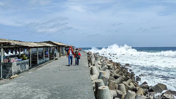 Wisatawan memilih untuk berfoto di pemecah ombak atau di bibir Pantai Glagah. (Jalu Rahman Dewantara/detikcom) Wisatawan memilih untuk berfoto di pemecah ombak atau di bibir Pantai Glagah. (Jalu Rahman Dewantara/detikcom)