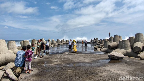 Bukan cuma wisatawan lokal Yogyakarta yang singgah, malah ada rombongan wisatawan dari Magelang, Jawa Tengah. (Jalu Rahman Dewantara/detikcom) Bukan cuma wisatawan lokal Yogyakarta yang singgah, malah ada rombongan wisatawan dari Magelang, Jawa Tengah. (Jalu Rahman Dewantara/detikcom)