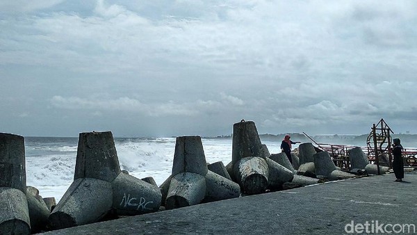 Kendati tutup, tetapi wisatawan sudah mendatangi Pantai Glagah. Mereka menerobos lewat jalur alternatif, melewati Pantai Congot. (Jalu Rahman Dewantara/detikcom) Kendati tutup, tetapi wisatawan sudah mendatangi Pantai Glagah. Mereka menerobos lewat jalur alternatif, melewati Pantai Congot. (Jalu Rahman Dewantara/detikcom)