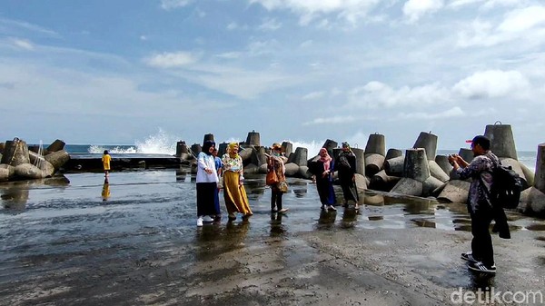 Pantai Glagah di Kulonprogo belum dibuka lagi. Pintu masuk utama ditutup. (Jalu Rahman Dewantara/detikcom) Pantai Glagah di Kulonprogo belum dibuka lagi. Pintu masuk utama ditutup. (Jalu Rahman Dewantara/detikcom)