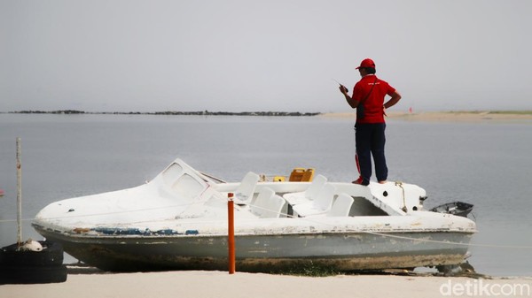 Di area pantai Ancol telah disiapkan sekat bagi pengunjung dan petugas yang selalu patroli memperingatkan protokol kesehatan. Di area pantai Ancol telah disiapkan sekat bagi pengunjung dan petugas yang selalu patroli memperingatkan protokol kesehatan.