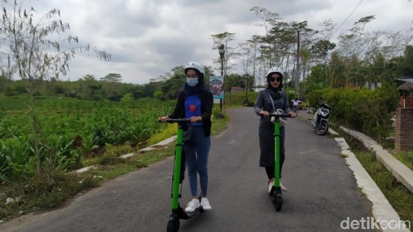 Bagi wisatawan yang ingin keliling desa-desa sekitar Candi Borobudur dengan skuter bisa memesan terlebih dahulu. Adapun salah satu pengelola skuter bisa ditemukan di akun instagram @skuterfun.borobudur. Di sini nantinya wisatawan bisa memesan untuk mendapatkan skuter tersebut. (Eko Susanto/detikTravel) Bagi wisatawan yang ingin keliling desa-desa sekitar Candi Borobudur dengan skuter bisa memesan terlebih dahulu. Adapun salah satu pengelola skuter bisa ditemukan di akun instagram @skuterfun.borobudur. Di sini nantinya wisatawan bisa memesan untuk mendapatkan skuter tersebut. (Eko Susanto/detikTravel)