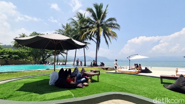 Bosan dengan panorama keindahan pantai yang itu-itu saja? Beach club yang ada di Jalan Raya Palabuhanratu-Cisolok, Kabupaten Sukabumi, ini bisa jadi destinasi wisata alternatif saat berkunjung ke Pelabuhanratu. Bosan dengan panorama keindahan pantai yang itu-itu saja? Beach club yang ada di Jalan Raya Palabuhanratu-Cisolok, Kabupaten Sukabumi, ini bisa jadi destinasi wisata alternatif saat berkunjung ke Pelabuhanratu.