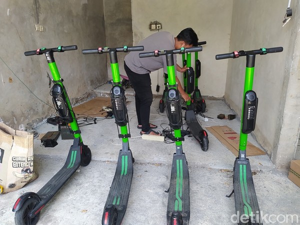 Untuk jaminan, wisatawan wajib meninggalkan tanda pengenal baik KTP maupun SIM. Untuk satu rombongan meninggalkan satu tanda pengenal. Karena antusias para penyewa skuter ini banyak sekali. Pihak pengelola mengaku menambah jumlah skuter, dari 6 jadi saat ini memiliki 18 unit skuter. (Eko Susanto/detikTravel) Untuk jaminan, wisatawan wajib meninggalkan tanda pengenal baik KTP maupun SIM. Untuk satu rombongan meninggalkan satu tanda pengenal. Karena antusias para penyewa skuter ini banyak sekali. Pihak pengelola mengaku menambah jumlah skuter, dari 6 jadi saat ini memiliki 18 unit skuter. (Eko Susanto/detikTravel)