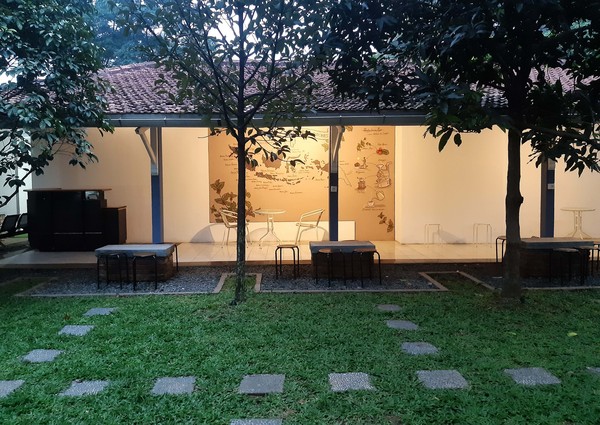 Ruang Rakyat Coffee & Garden lokasinya ada di depan Taman Heulang, Jalan Beo, No 7, Kecamatan Tanah Sareal, Kota Bogor, Jawa Barat. Kafe ini ini merupakan tempat tongkrongan baru bagi anak-anak muda di Kota Bogor yang ingin menikmati kopi sembari berkumpul dengan teman, pasangan, dan keluarga. Ruang Rakyat Coffee & Garden lokasinya ada di depan Taman Heulang, Jalan Beo, No 7, Kecamatan Tanah Sareal, Kota Bogor, Jawa Barat. Kafe ini ini merupakan tempat tongkrongan baru bagi anak-anak muda di Kota Bogor yang ingin menikmati kopi sembari berkumpul dengan teman, pasangan, dan keluarga.