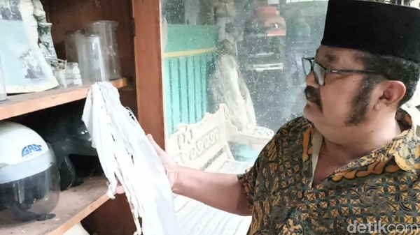 Kini, di rumah sekaligus museum pribadinya itu Sutarji memiliki lima unit keranda mayat, belasan tali pocong, helm dan pakaian orang kecelakaan, serta ribuan koleksi benda-benda kuno lainnya. Kini, di rumah sekaligus museum pribadinya itu Sutarji memiliki lima unit keranda mayat, belasan tali pocong, helm dan pakaian orang kecelakaan, serta ribuan koleksi benda-benda kuno lainnya.