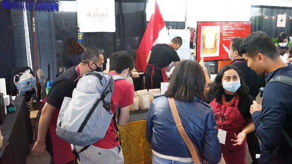 Ajang tahunan ini merupakan tempat pertemuan para penggemar kopi (coffee connoisseur), pelaku bisnis kopi seperti roaster, barista, pemilik kedai kopi lokal, importir, dan pengusaha restoran, serta pelaku bisnis lainnya seperti startup dan food blogger dari San Francisco dan sekitarnya. (dok. KJRI San Fransisco) Ajang tahunan ini merupakan tempat pertemuan para penggemar kopi (coffee connoisseur), pelaku bisnis kopi seperti roaster, barista, pemilik kedai kopi lokal, importir, dan pengusaha restoran, serta pelaku bisnis lainnya seperti startup dan food blogger dari San Francisco dan sekitarnya. (dok. KJRI San Fransisco)