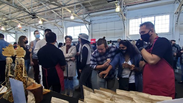 Saya berencana akan menyajikan kopi-kopi Indonesia untuk bisnis restoran saya di Walnut Creek. Saya senang sekali dapat berkunjung ke Booth Indonesia. Saya mendapatkan empat macam bungkus kopi single origin dari berbagai daerah untuk dicoba dan berharap spesialti kopi ini dapat disajikan kepada para pelanggan saya, ujar Nora Haron, pemilik restoran di Walnut Creek, California. (dok. KJRI San Fransisco) Saya berencana akan menyajikan kopi-kopi Indonesia untuk bisnis restoran saya di Walnut Creek. Saya senang sekali dapat berkunjung ke Booth Indonesia. Saya mendapatkan empat macam bungkus kopi single origin dari berbagai daerah untuk dicoba dan berharap spesialti kopi ini dapat disajikan kepada para pelanggan saya, ujar Nora Haron, pemilik restoran di Walnut Creek, California. (dok. KJRI San Fransisco)
