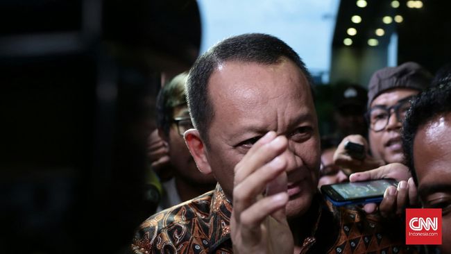 Sekretaris Mahkamah Agung (MA) Nurhadi selesai diperiksa selama 8 jam di gedung KPK,Jakarta.Selasa 24 Mei 2016. Pagi ini dia tiba untuk dimintai keterangannya untuk tersangka Doddy Aryanto Sumpeno. Nurhadi yang sebelumnya mangkir dari panggilan lembaga antirasuah.CNN Indonesia/Andry Novelino