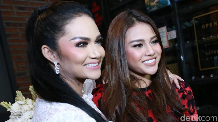 Krisdayanti dan Aurel hermansyah saat ditemui di kawasan Kemang.