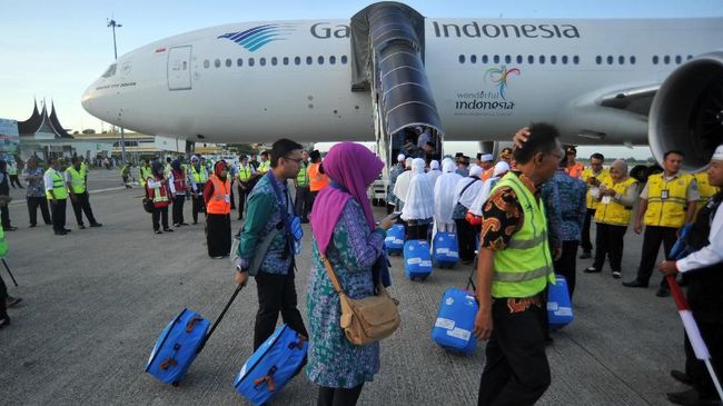 Jamaah calon haji bersiap memasuki pesawat, pada keberangkatan kloter pertama embarkasi Padang, di Bandara Internasional Minangkabau (BIM), Padangpariaman, Sumatera Barat, Selasa (17/7). Total calon jamaah haji yang berangkat melalui embarkasi Padang pada 2018 berjumlah 6.367 jemaah berasal dari Sumbar dan Bengkulu dan terbagi atas 17 kelompok terbang. ANTARA FOTO/Iggoy el Fitra/Spt/18