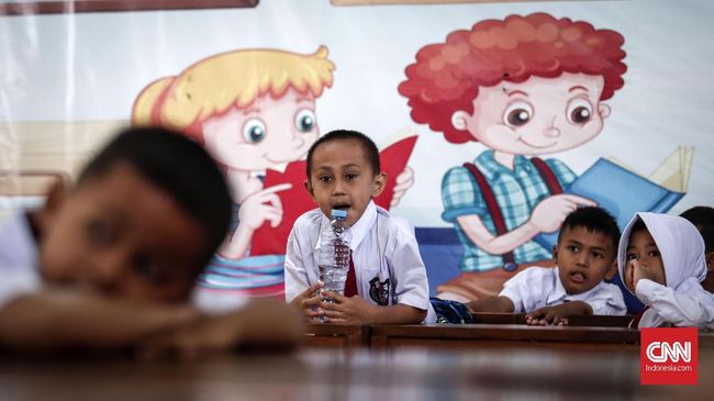 Siswa kelas 1 mendengarkan arahan dari guru di SD Negeri Karet 01, Jakarta, Senin, 15 Juli 2019. CNNIndonesia/Safir Makki