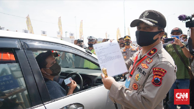 Kapolda Jateng Brigjen Ahmad Lutfi didampingi Dirlantas Kombes Subandriya meninjau Pos Pantau Pejagan di Brebes, Rabu (13/5)