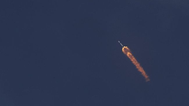 SpaceX Falcon 9 lifts off with NASA astronauts Doug Hurley and Bob Behnken in the Dragon crew capsule, Saturday, May 30, 2020 from the Kennedy Space Center at Cape Canaveral, Fla. The two astronauts are on the SpaceX test flight to the International Space Station. For the first time in nearly a decade, astronauts blasted towards orbit aboard an American rocket from American soil, a first for a private company. (AP Photo/Charlie Riedel)