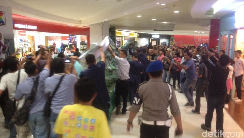 seorang pria tewas terjatuh di mall centre point medan