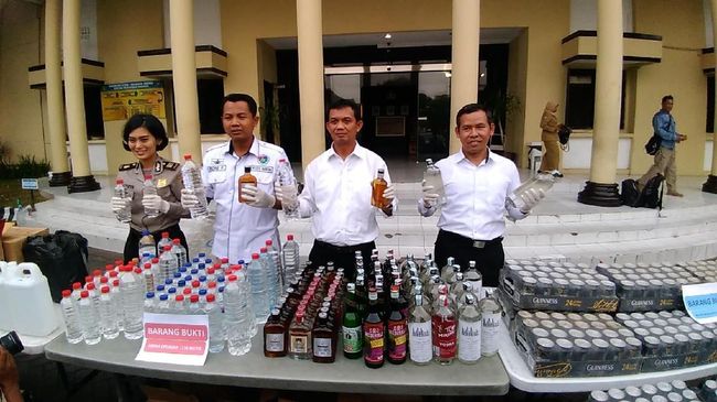 10.000 Botol Miras Oplosan dan Kedaluwarsa Diamankan dalam 4 Hari 10.000 Botol Miras Oplosan dan Kedaluwarsa Diamankan dalam 4 Hari