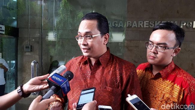 Rocky Gerung Dipolisikan dengan Tuduhan Penistaan Agama Rocky Gerung Dipolisikan dengan Tuduhan Penistaan Agama