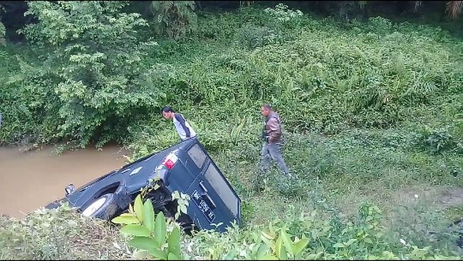 Mobil Anggota KPU Jambi Masuk Jurang Sedalam 7 Meter Mobil Anggota KPU Jambi Masuk Jurang Sedalam 7 Meter