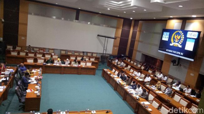 Komisi VIII DPR dan Menag Rapat Bahas Penipuan Umrah Komisi VIII DPR dan Menag Rapat Bahas Penipuan Umrah
