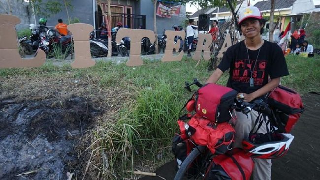 Aksi Maahir Keliling Indonesia dengan Sepeda Demi Literasi Aksi Maahir Keliling Indonesia dengan Sepeda Demi Literasi