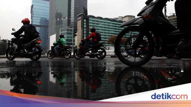 Ini Bahaya Naik Motor Pakai Sandal Jepit, Jangan Ditiru!