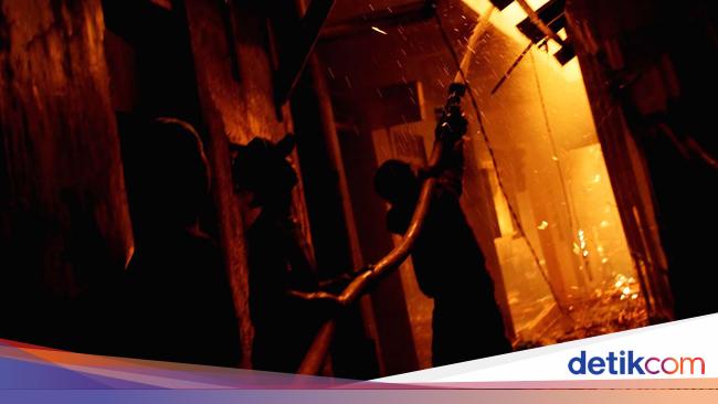 Rumah di Kramat Jati Kebakaran, 11 Mobil Damkar Dikerahkan