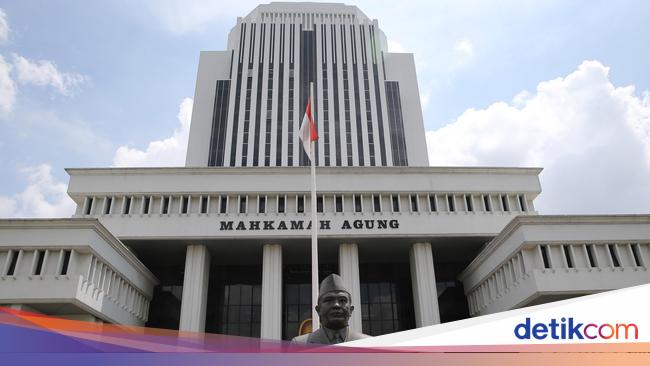 Terungkap! PNS Desy Bagi-bagi Duit Suap Miliaran di Depan Lift Kantor MA