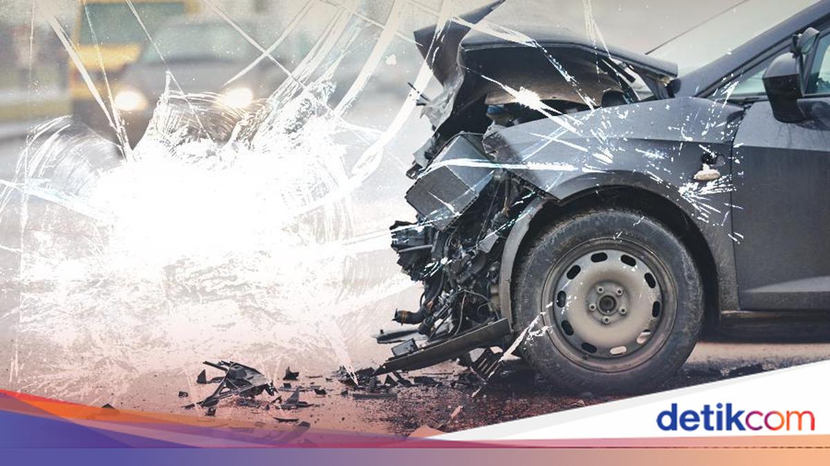 Hilang Kendali, Pikap Tabrak Separator hingga Halte Rawa Buaya Jakbar