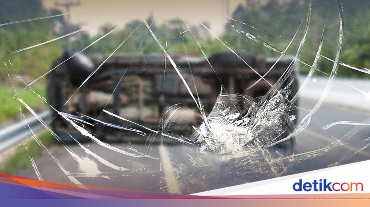 Truk Tangki Terguling di Bogor hingga Oli Tumpah ke Jalan, Lalin Sempat Macet