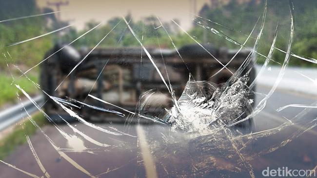 Truk Terguling di Tol Jagorawi gegara Ban Pecah, Lalin Sempat Tersendat