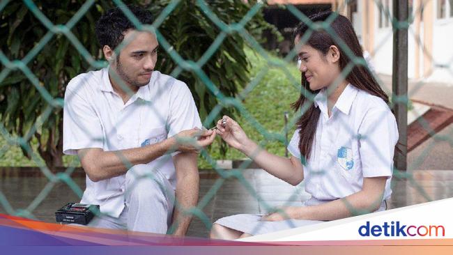 Galih Dan Ratna Memaknai Kembali Kisah Cinta Masa Remaja