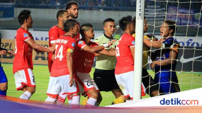 Laga Persib vs Persija Berakhir Ricuh