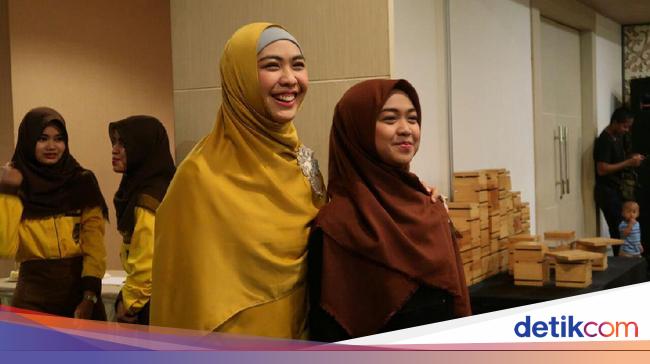 Oki Setiana Dewi Pasang Badan Ria Ricis Diduga Kena Sentil Bunga Zainal