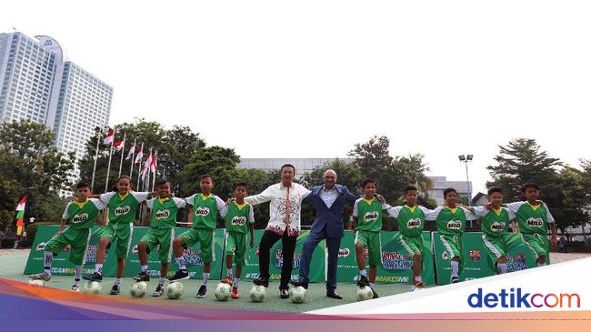 Menpora Lepas 10 Anak Indonesia yang Akan Berlatih ke Barcelona