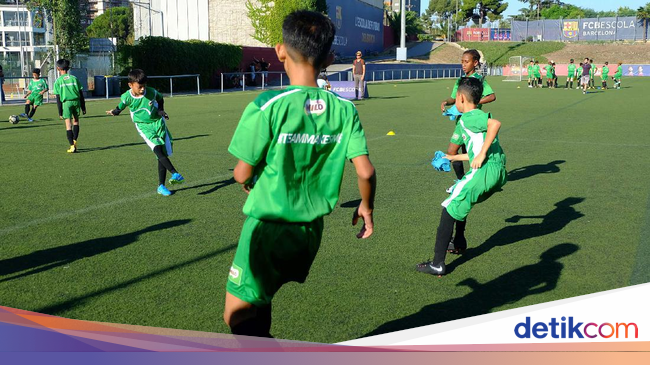 Pemain muda dan legenda sepak bola Indonesia