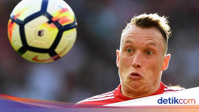 Rio Ferdinand Surprised Phil Jones Is Still at Man United