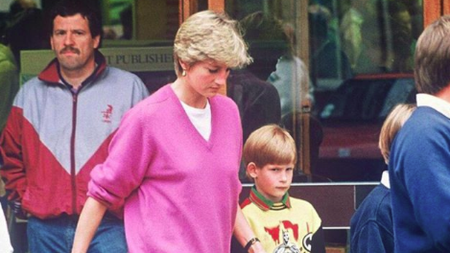 Throwback! Kedekatan Pangeran Harry Kecil dengan sang 